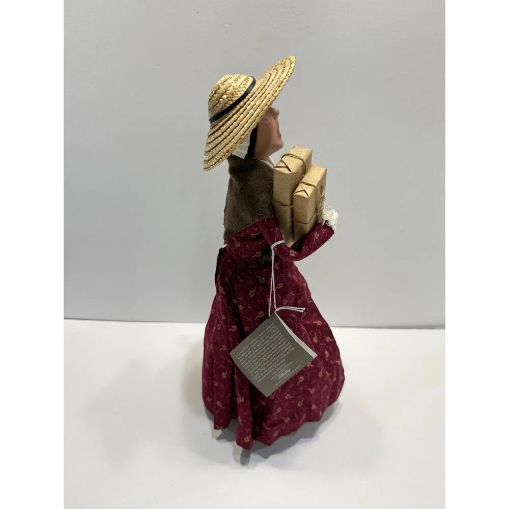 Byers Choice 2006 Williamsburg Woman Shopper Holding Basket Goose Candle Bread